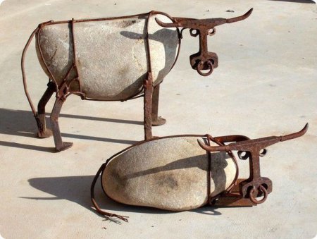 Декоративная корова из камня и металла