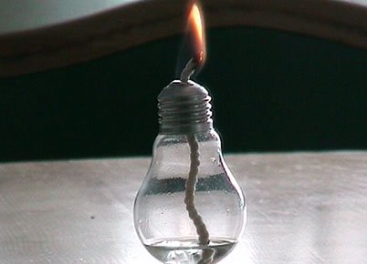 Лампа с фитилем из перегоревшей лампочки накаливания