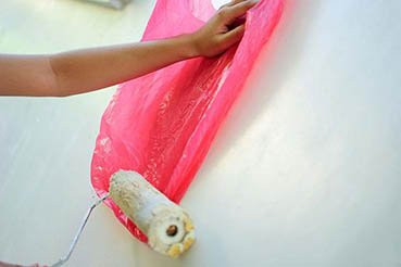 Фактурная покраска стен при помощи полиэтиленового пакета
