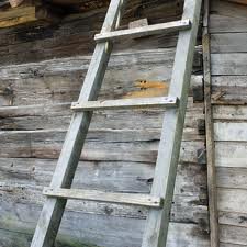 Переносная деревянная лестница
