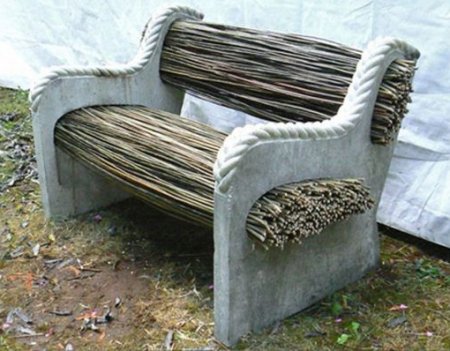 Скамейка из бетона и прутьев