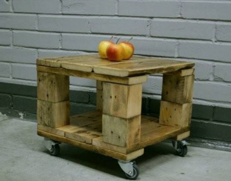 Деревянный столик на колесах 