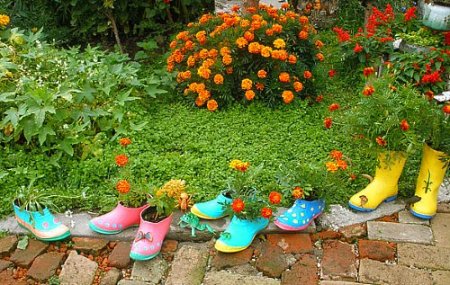 Украшаем сад используя резиновую обувь 